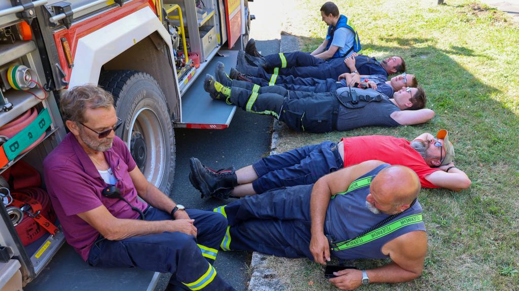 Firefighters at work to contain the flames in the Harz region