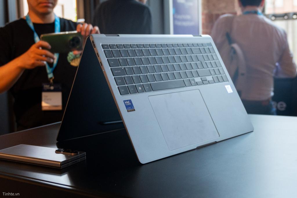 Galaxy Book5 Pro 360 features a vibrant display