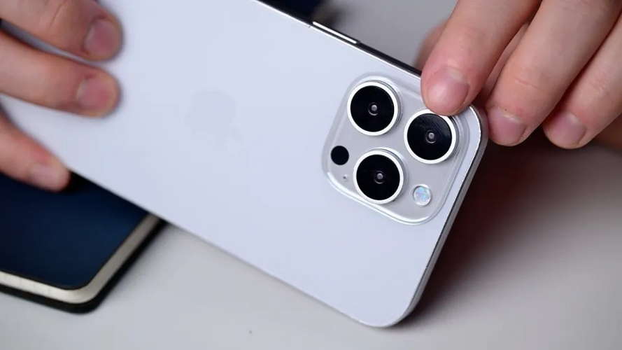 iPhone 16 camera layout