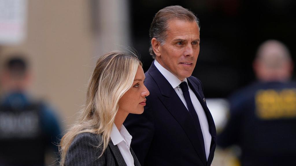 Hunter Biden enters the courthouse with his wife